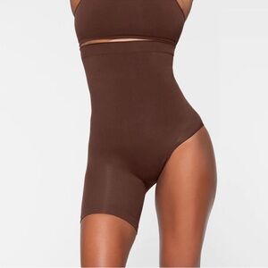 SKIMS Seamless Sculpt Solution Short Left
Leg Exposed Cocoa 4X/5X